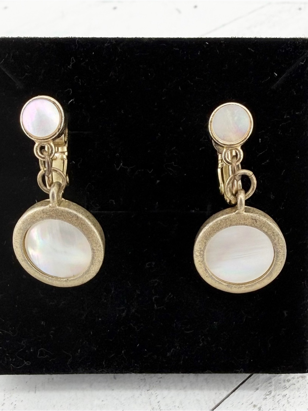 Vintage Gold Mother of Pearl Round Dangle Clip On Screw Back Earrings Bohemian - Picture 2 of 6